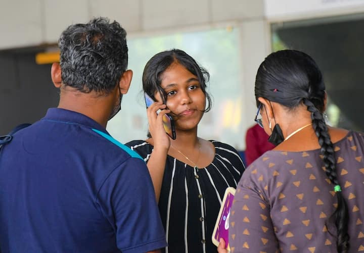 দেশের সেনা ও আধাসেনার মধ্যে তুমুল অশান্তি চলছে গত কদিন ধরে। নির্বাচিত সরকারের হাতে কবে দেশের শাসনভার তুলে দেওয়া হবে, তাই নিয়েই এই অশান্তির সূত্রপাত।