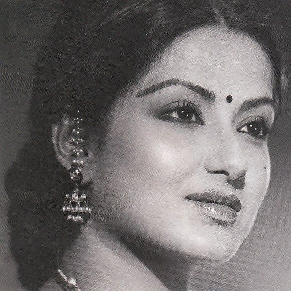 हाल ही में एक्ट्रेस लहरें को दिए एक इंटरव्यू में अपनी निजी जिंदगी और फिल्मों से जुड़े कई दिलचस्प किस्से शेयर किए है. इस दौरान उन्होंने महेश भट्ट के साथ हुआ एक वाक्या भी बताया.