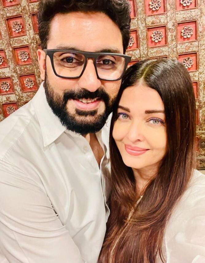 पूर्व मिस वर्ल्ड और बॉलीवुड की खूबसूरत एक्ट्रेस शिल्पा शेट्टी अपनी प्रोफेशनल लाइफ में बेहद सफल हैं. उन्होंने कई हिट फिल्में दी हैं. वहीं पॉपुलैरिटी की बात करें तो वे अपने पति अभिषेक बच्चन से इस मामले में काफी आगे हैं.