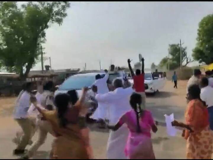 Andhra Pradesh Farmers Try To Stop CM YS Jagan Mohan Reddy Convoy In Anantapur District Video Viral WATCH: Protesting Farmers Try To Stop Andhra CM YS Jagan's Convoy In Anantapur District