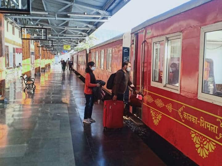 इस पैकेज के तहत पुरी, कोलकाता, गया और प्रयागराज के महत्वपूर्ण धार्मिक स्थलों का दर्शन कराया जाएगा. यात्रियों को इस पैकेज के तहत जगन्नाथपुरी, कोणार्क मंदिर, पुरी में लिंगराज मंदिर, कोलकाता में काली बाड़ी और गंगा सागर मंदिर, गया में विष्णुपद और बोधगया ले जाया जाएगा.