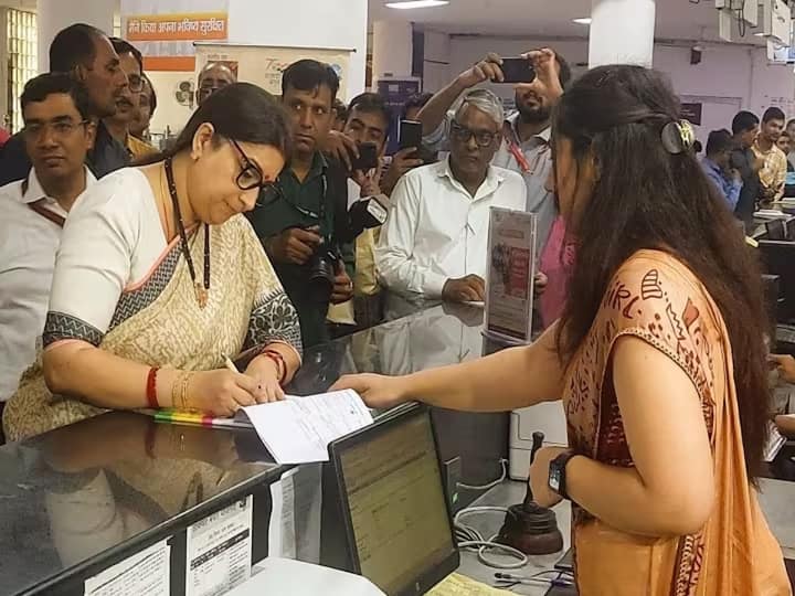 MSSC Scheme Ssmriti Irani opens mahila samman saving certificate account MSSC: కేంద్రమంత్రిని కూడా క్యూ కట్టించిన ఆ పథకం ఏంటి?
