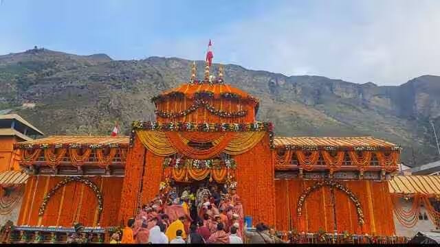 लष्करानं बँडची धून वाजवली तर भाविकांनीही दिल्या जय बद्री विशालच्या घोषणा देण्यात आल्या.