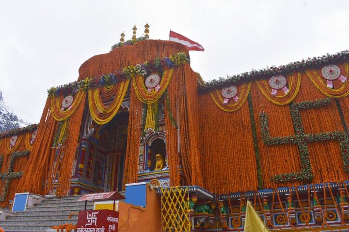 पंतप्रधान नरेंद्र मोदी यांच्या नावाने मंदिरातील पहिली पूजा करण्यात आली.