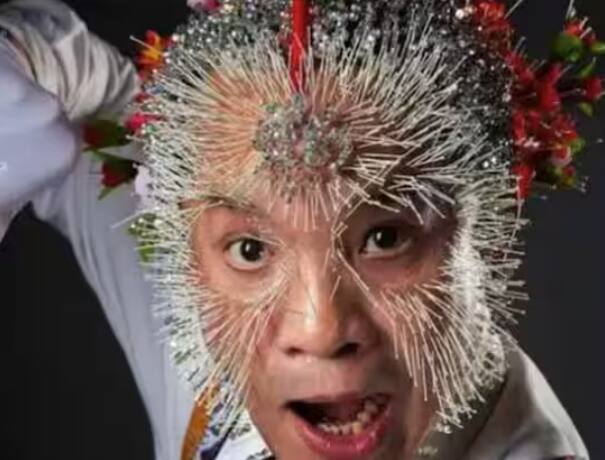 ਸਾਲ 2013 'ਚ ਚੀਨ ਦੇ ਵੇਈ ਸ਼ੇਂਗਚੂ ਨੇ ਆਪਣੇ ਚਿਹਰੇ 'ਤੇ 2188 ਸੂਈਆਂ ਵਿੰਨ੍ਹ ਕੇ ਵਿਸ਼ਵ ਰਿਕਾਰਡ ਬਣਾਇਆ ਸੀ। ਵਿਗਿਆਨੀਆਂ ਦਾ ਕਹਿਣਾ ਹੈ ਕਿ ਇਹ ਕਾਰਨਾਮਾ ਉਨ੍ਹਾਂ ਲਈ ਘੱਟੋ-ਘੱਟ 10 ਸਾਲਾਂ ਤੱਕ ਸਿਰਦਰਦ ਦਾ ਕਾਰਨ ਬਣ ਸਕਦਾ ਹੈ।