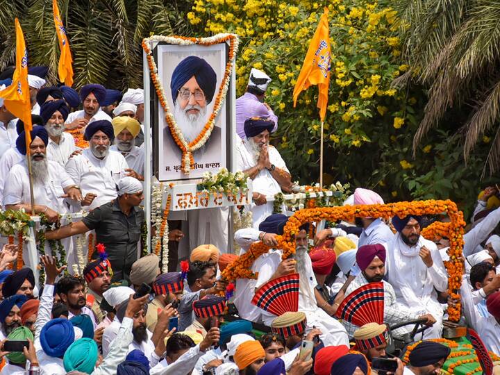 In anticipation of the political leaders' visits, the village had extensive security measures in place. Union minister Hardeep Singh Puri, Rajasthan CM Ashok Gehlot, senior BJP leader Tarun Chugh, Haryana Deputy Chief Minister Dushyant Chautala, and former union minister Praful Patel likewise paid homage to the former chief minister.