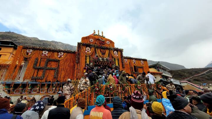 मंदिराची द्वार खुली करण्याच्या प्रक्रियेसाठी संपूर्ण मंदिरावर झेंडुंच्या फुलांची आकर्षक सजावट करण्यात आली होती.