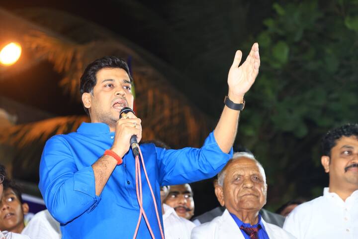 यापूर्वीच्या दौऱ्यात शिंदे यांनी कोल्हापूर शहरात आंतरराष्ट्रीय फुटबॉल अॅकॅडमी स्थापन करण्याची ग्वाही दिली होती.