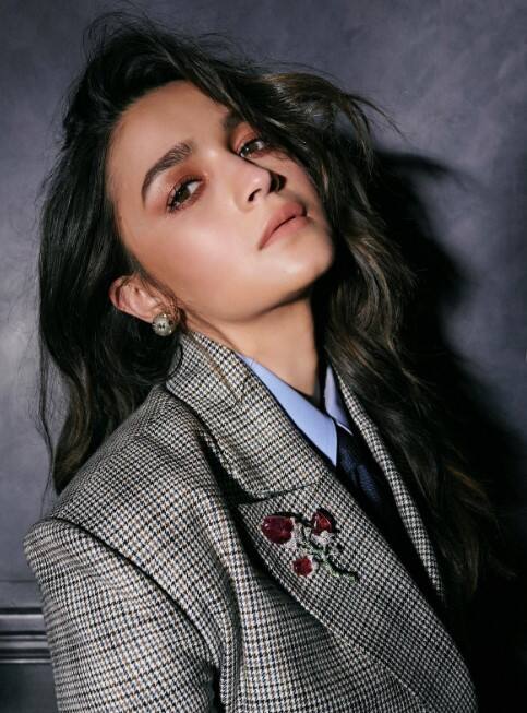 Alia Bhatt ने बॉसी लुक में शेयर की 'शानदार' तस्वीरें, फैंस बोले- 'गुलाबो जरा इत्र गिरा दो'