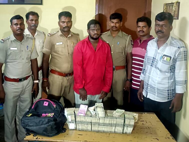 Villupuram: Cashier arrested after absconding with 43 lakhs of bank money after losing 20 lakhs in online rummy விழுப்புரம் : ஆன்லைன் ரம்மியில் ரூ.20 லட்சத்தை இழந்த காசாளர்: ரூ.43 லட்சம் வங்கி பணத்துடன் எஸ்கேப்!