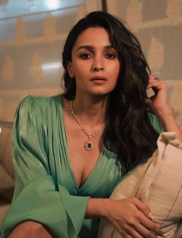 आलिया भट्ट करण जौहर निर्देशित फिल्म ‘रॉकी और रानी की प्रेम कहानी’ में रणवीर सिंह, धर्मेंद्र, जया बच्चन और शबाना आजमी के साथ नजर आएंगी.