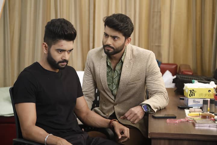 নায়ক আয়ুষ ও মোহনার ঘনিষ্ঠ ছবি ঐন্দ্রিলার মোবাইলে পাঠায় অচেনা একটি নম্বর। আয়ুষের বাড়িতে এসে, মোহনার দিকে টাকা ছুঁড়ে দিয়ে তাঁকে বেরিয়ে যেতে বলে ঐন্দ্রিলা।