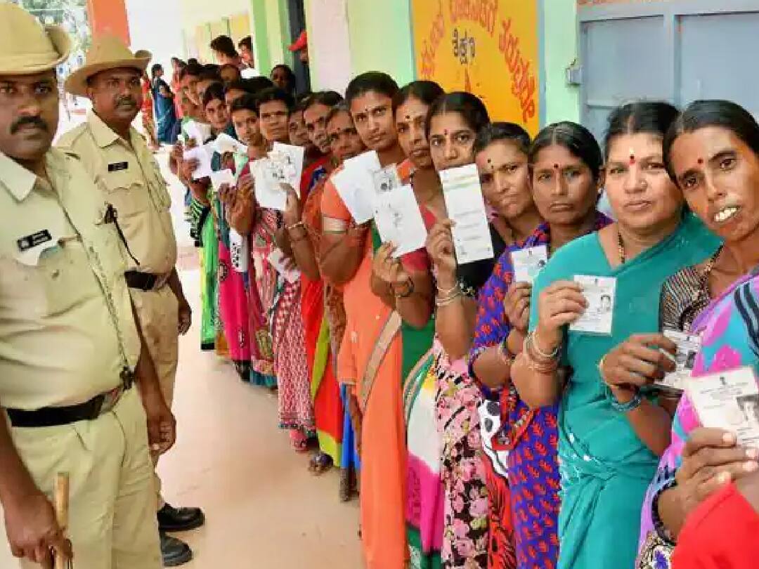 Voters Confuses candidates with similar appearances cannot recognize Karnataka elections Karnataka elections: பாக்குறதுக்கு ஒரே மாதிரி; ஆனா இவங்க வேற மாதிரி; கர்நாடக தேர்தலில் 2 வேட்பாளர்கள்..