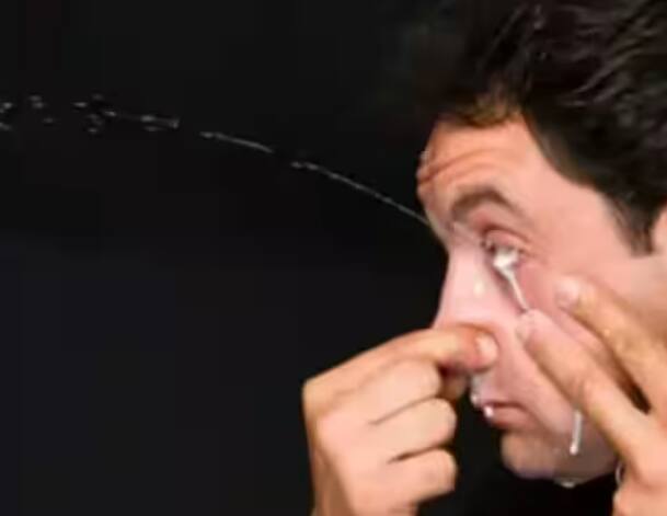 ਅੱਖਾਂ ਦਾ ਇਹ ਵਰਲਡ ਰਿਕਾਰਡ ਜਾਣ ਕੇ ਸ਼ਾਇਦ ਤੁਹਾਡੀਆਂ ਅੱਖਾਂ ਖੁਲ੍ਹੀਆਂ ਰਹਿ ਜਾਣਗੀਆਂ। ਤੁਰਕੀ ਦੇ ਇਲਕਰ ਯਿਲਮਾਜ ਨੇ ਆਪਣੀ ਅੱਖਾਂ 'ਚੋਂ ਦੁੱਧ ਕੱਢ ਕੇ ਵਿਸ਼ਵ ਰਿਕਾਰਡ ਬਣਾਇਆ ਹੈ। ਇਲਕਰ ਨੇ ਆਪਣੇ ਨੱਕ ਤੋਂ ਦੁੱਧ ਚੁੱਕਿਆ ਅਤੇ ਅੱਖਾਂ ਤੋਂ 2.8 ਮੀਟਰ ਦੀ ਦੂਰੀ ਤੱਕ ਇਸ ਦਾ ਸਪ੍ਰੇਅ ਕੀਤਾ।