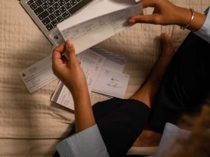 चेक पर ये लाइनें खींचने से चेक में एक कंडीशन लग जाती है. ये लाइनें उस व्यक्ति के लिए खींची जाती है, जिसके नाम पर चेक इश्यू किया गया है यानी जिसे आपको पैसे देने हैं.