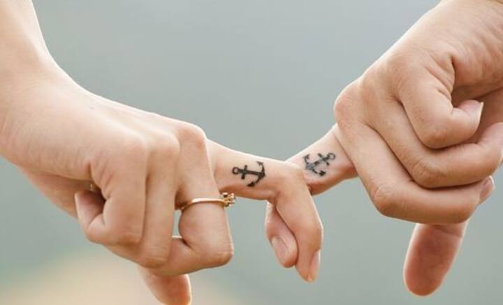 দেখা হল, কথা হল আর মন দেওয়া নেওয়া সেরে ফেলা গেল, সিনেমার পর্দায় সম্ভব হলেও, বাস্তব জীবন অনেকটাই আলাদা। মনের মানুষের খোঁজ পাওয়া মোটেই সহজ নয়। বরং একটা সময় পর আপসও করতে হয় অনেককে।