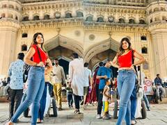 Rithu Chowdary: చార్మినార్ దగ్గర ‘జబర్దస్త్’ బ్యూటీ సందడి