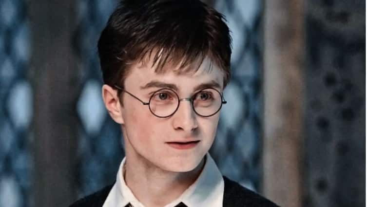 Harry Potter Star Daniel Radcliffe Strolls Across New York City With His Child Daniel Radcliffe: হ্যারি পটারের জীবনের নতুন ইনিংস, বাবা হলেন ড্যানিয়েল
