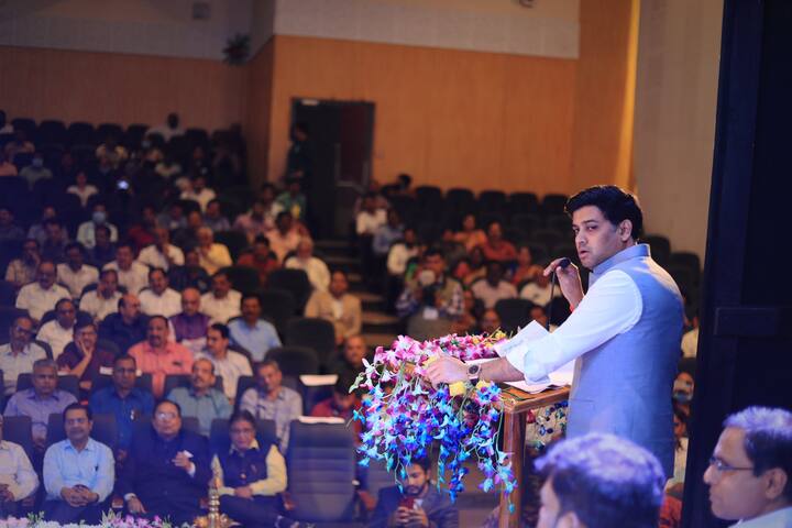 रंकाळा तलाव येथे फौंटन वुईथ लाईट सिस्टीम बसविण्यासंदर्भात रंकाळा तलाव येथे जागेची पाहणी करणार आहेत.