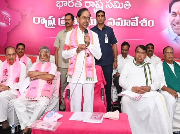 CM KCR warns sitting MLAs to work properly for next assembly elections KCR News: వాళ్ల తోకలు కత్తిరిస్తాం జాగ్రత్త! సిట్టింగ్ ఎమ్మెల్యేలకు కేసీఆర్ వార్నింగ్