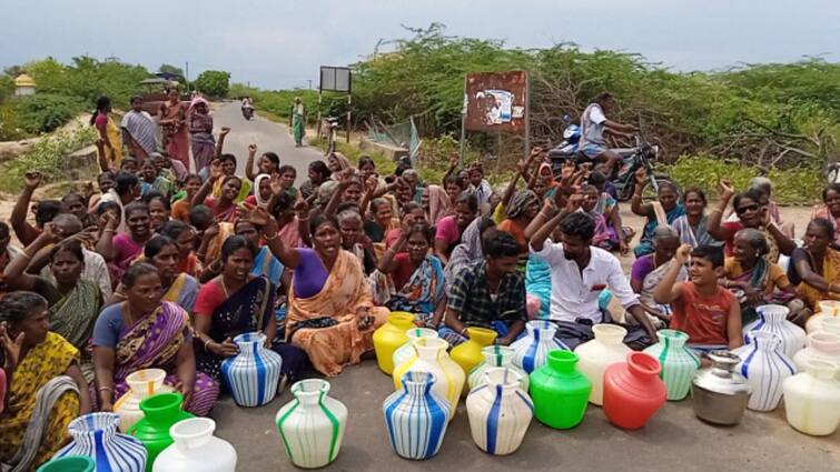 Pudukottai news Public road blockade protest with drinking water shortage TNN புதுக்கோட்டை: குடிநீர் தட்டுப்பாடு... காலிக்குடங்களுடன் பொதுமக்கள் சாலை மறியல் போராட்டம்