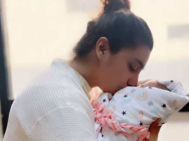 Neha Marda welcomed her daughter after 19 days of her delivery watch video here 19 दिन बाद Neha Marda की प्री-मेच्योर बेटी हॉस्पिटल से हुई डिस्चार्ज, एक्ट्रेस ने किया ग्रैंड वेलकम