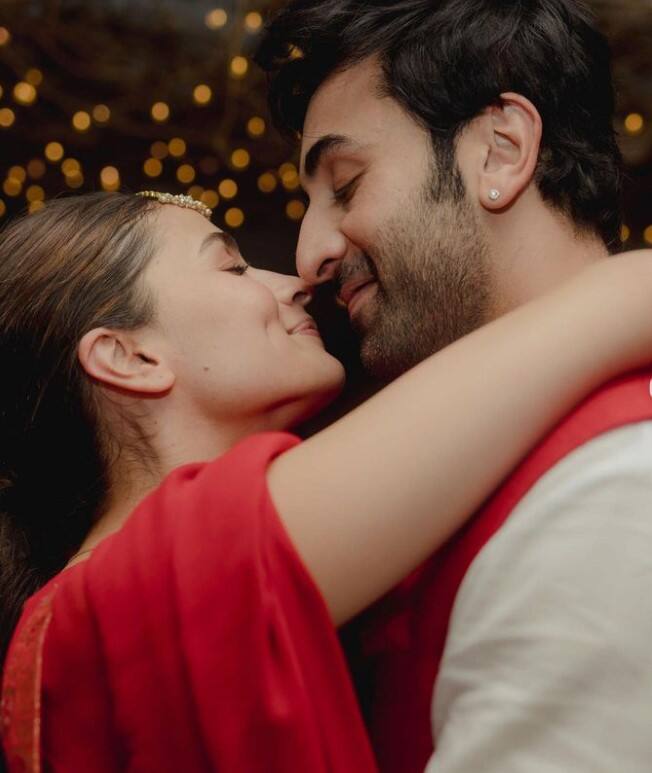 आलिया और रणबीर कपूर दोनों ही बेहद पॉपुलर हैं. लेकिन सुर्खियां बटोरने के मामले में पति रणबीर कपूर से आलिया आगे हैं.