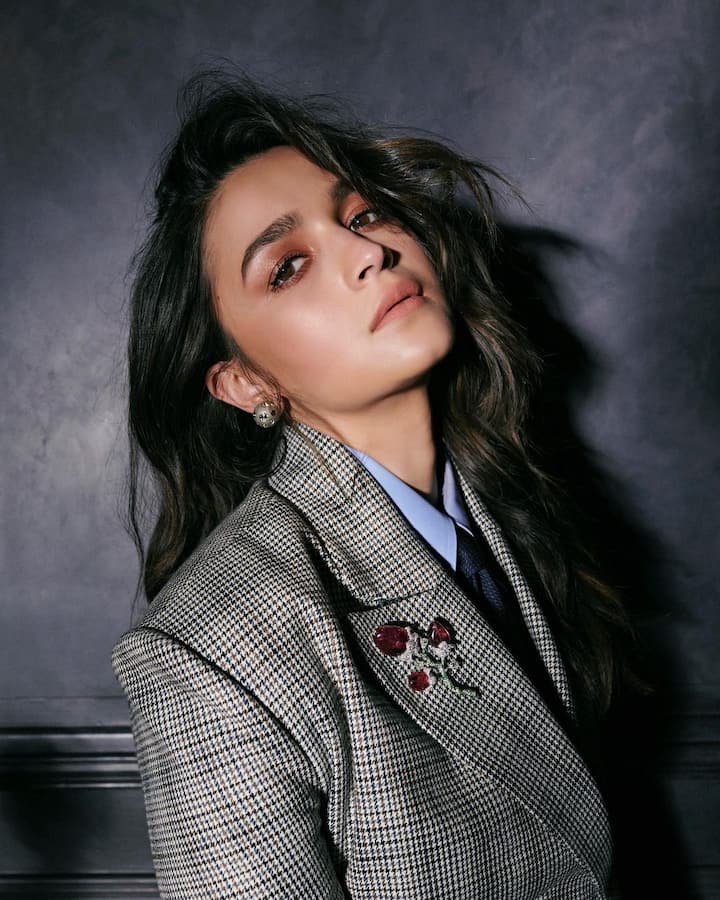 Alia has been styled by Rhea Kapoor, Manisha Melwani and Sanya Kapoor for this look.