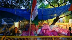 Wrestlers Protest: যন্তর মন্তরের সামনে অব্যাহত প্রতিবাদ, রাস্তাতেই সকালের কসরত সারলেন হল ভিনেশরা