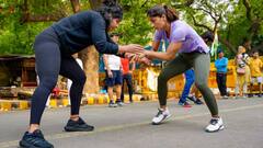 Wrestlers Protest: যন্তর মন্তরের সামনে অব্যাহত প্রতিবাদ, রাস্তাতেই সকালের কসরত সারলেন হল ভিনেশরা