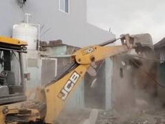 युवती की हत्या के आरोपी के घर पर चला बुलडोजर, पुलिस के साथ हुई मुठभेड़ के बाद हुआ गिरफ्तार