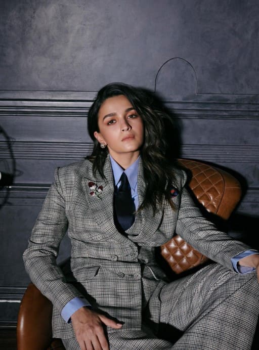 Alia Bhatt ने बॉसी लुक में शेयर की 'शानदार' तस्वीरें, फैंस बोले- 'गुलाबो जरा इत्र गिरा दो'