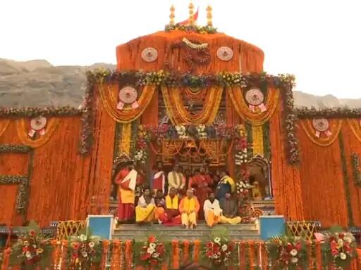 ઉત્તરાખંડની ચાર ધામ યાત્રા 22 એપ્રિલથી શરૂ થઈ છે. બદ્રીધામના પણ દ્રાર ખૂલી ગયા છે.  બદ્રીનાથ ધામને 15 ક્વિન્ટલ મેરીગોલ્ડ ફૂલોથી શણગારવામાં આવ્યું છે.