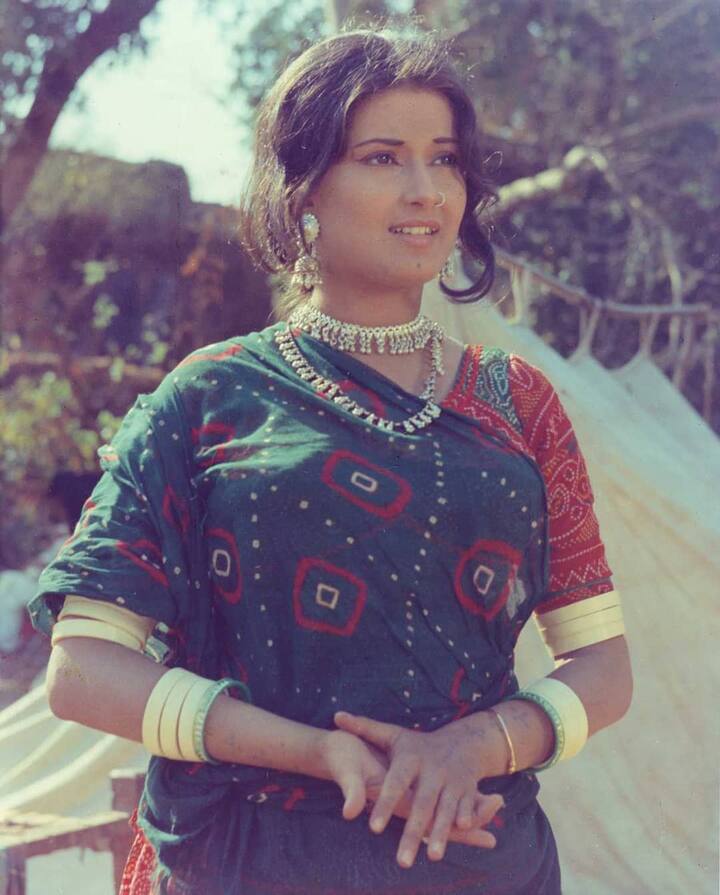 बता दें कि मौसमी चटर्जी ने अपने करियर में ‘अनुराग’, ‘रोटी कपड़ा और मकान’, ‘ अंगूर’ , घर एक मंदिर जैसी कई बेहतरीन फिल्मों में काम किया है. एक्ट्रेस को फिल्मफेयर लाइफटाइम अचीवमेंट अवॉर्ड भी मिल चुका है.