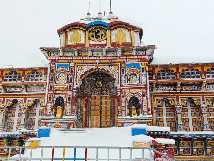 श्रद्वालु पर हैलीकॉप्टर से पुष्पवर्षा भी की गई. इस मौके पर धाम को 15 कुंतल फूलों से सजाया गया था.