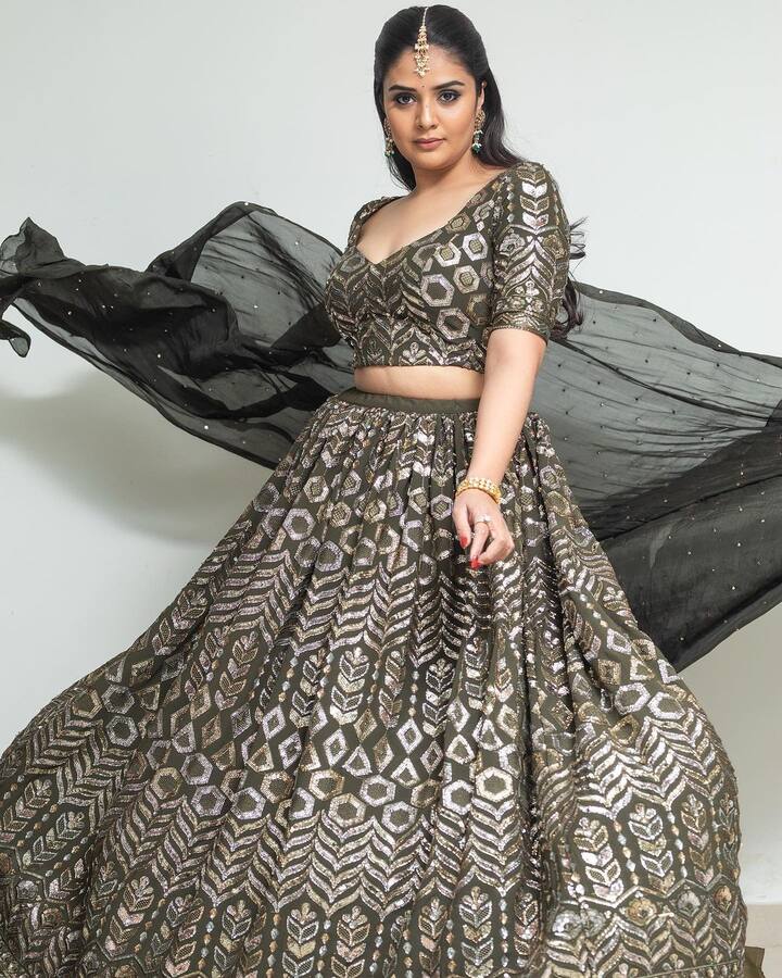 అమ్మడు అందానికి నెటిజన్లు ఫిదా అవుతున్నారు. Photo Credit: Sreemukhi /Instagram