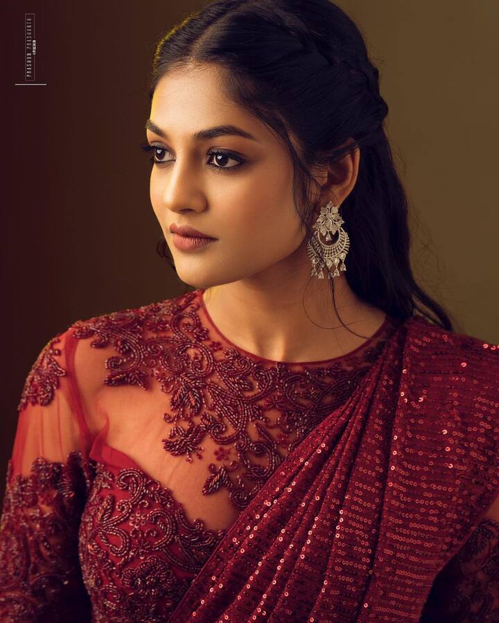 இவரது இயற்பெயர் அலீனா ஷாஜி.