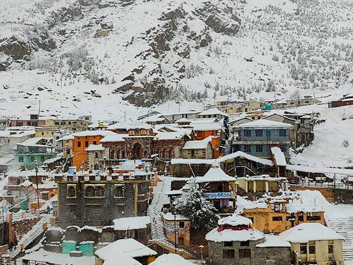 स्थानीय महिलाओं के पारंपरिक संगीत और नृत्य के साथ भगवान बदरीनाथ की स्तुति ने परिसर में मौजूद श्रद्धालुओं को मंत्रमुग्ध कर दिया.