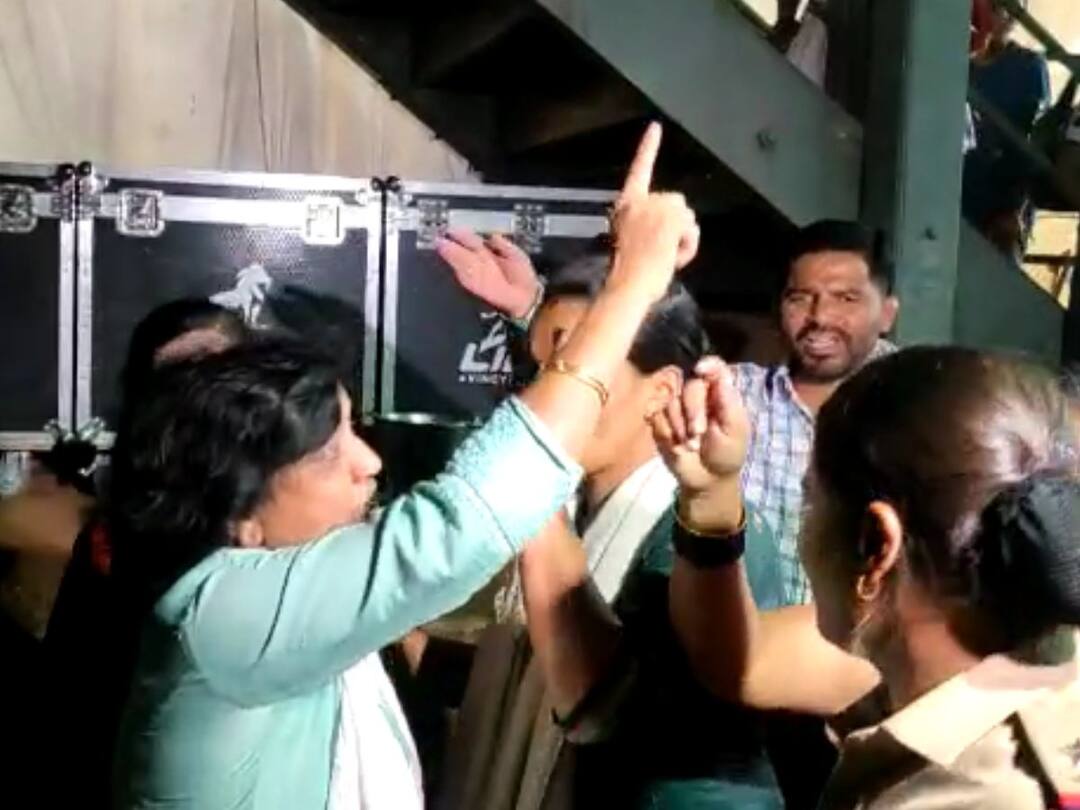 Kolhapur News : महिला कुस्तीपटूंच्या लैंगिक शोषणाचा आरोप असलेल्या बृजभूषण सिंह यांना कुस्ती पंढरीतील रणरागिणींचा कडाडून विरोध Kolhapur News Brijbhushan Singh who is accused of sexual abuse is strongly opposed by womens in kolhapur Kolhapur News : महिला कुस्तीपटूंच्या लैंगिक शोषणाचा आरोप असलेल्या बृजभूषण सिंह यांना कुस्ती पंढरीतील रणरागिणींचा कडाडून विरोध