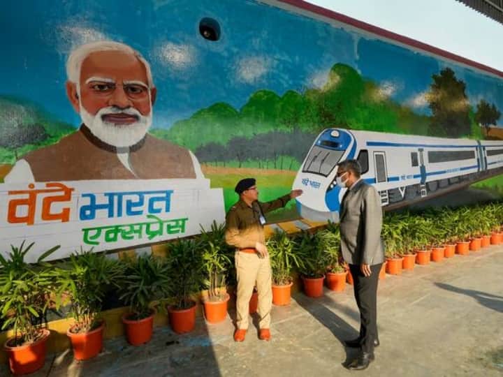 सेमी-हाई-स्पीड ट्रेन के नोज कोन के सामने एक लोगो के रूप में दौड़ता हुआ चीता दिखाई दिया और चीते की तस्वीर के चारो ओर दो गोले में के माध्यम से घेरा गया है.