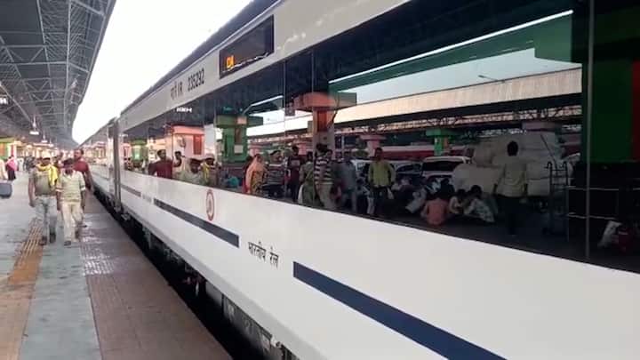 এদিন সকাল ৬টা ১০-এ হাওড়া থেকে ছাড়ার পর, দেড় ঘণ্টারও কম সময়ে, ৭টা ৩৮-এ খড়গপুর স্টেশনে পৌঁছয় বন্দে ভারত।