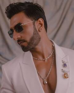 Ranveer Singh: கருப்பு கண்ணாடியணிந்து ஸ்டைலாக போஸ் கொடுக்கும் ரன்வீர் சிங்..இதயத்தை தொலைத்த ரசிகைகள்!