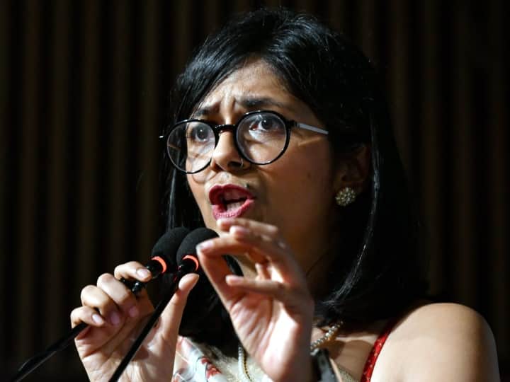 DCW Chief Issue Notice To DCP on Viral Video of Man Caught Masturbating in Delhi Metro Delhi Metro: दिल्ली मेट्रो में मास्टरबेशन के वायरल वीडियो को DCW चीफ ने बताया 'घिनौना', उठाया ये कदम