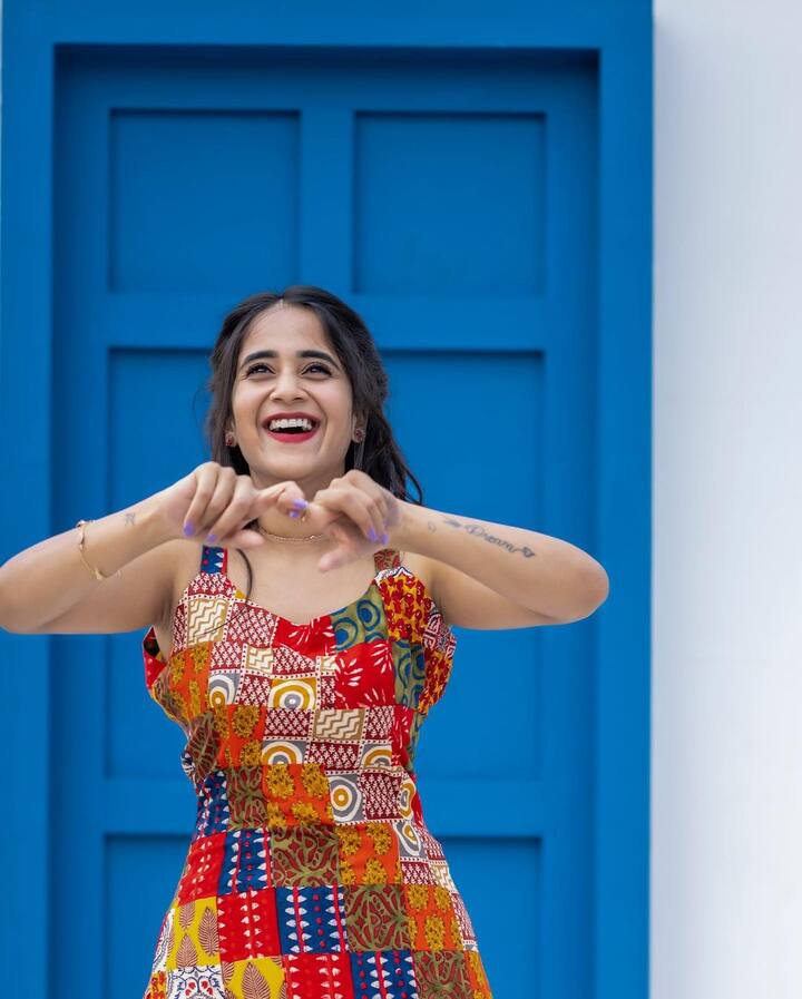 నవ్వుతోనే మాయ చేస్తున్న దీపు.  Image Credit: Deepthi Sunaina/Instagram