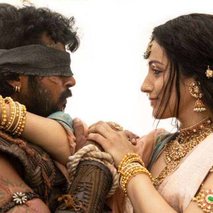 ஒருபுறம் வீரபாண்டியனின் சாவுக்கு பழிதீர்க்க பாண்டிய ஆபத்துதவிகள் உதவியுடன் சோழ பேரரசை அழிக்க நந்தினி நினைக்கிறாள். இதனால், ஆதித்த கரிகாலன் நந்தினியை சந்திக்க கடம்பூருக்கும்,  அருண்மொழிவர்மன் தஞ்சைக்கும் செல்கிறார்கள்.