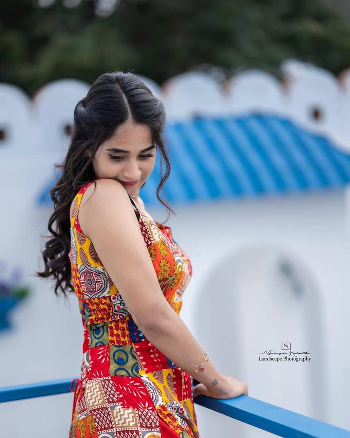 యూట్యూబర్ షణ్ముఖ్ తో బ్రేకప్ అయిన దగ్గర నుంచి సింగిల్ గానే ఉంటుంది.   Image Credit: Deepthi Sunaina/Instagram