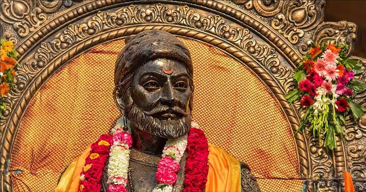 छत्रपती शिवाजी महाराजांचा पुतळा बनवण्यासाठी मुख्यमंत्री एकनाथ शिंदे यांनी दोन टप्प्यात आठ कोटी रुपये मंजूर केले आहेत.