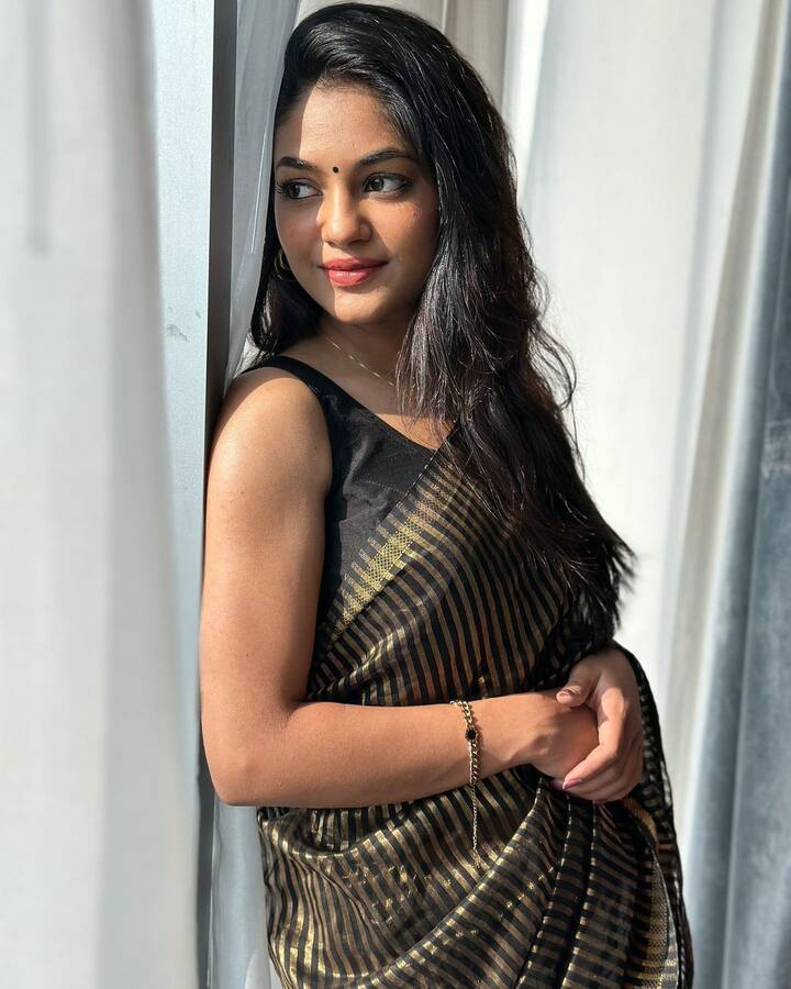 చీరలో ఇవానా అందమైన ఫోటోలు.