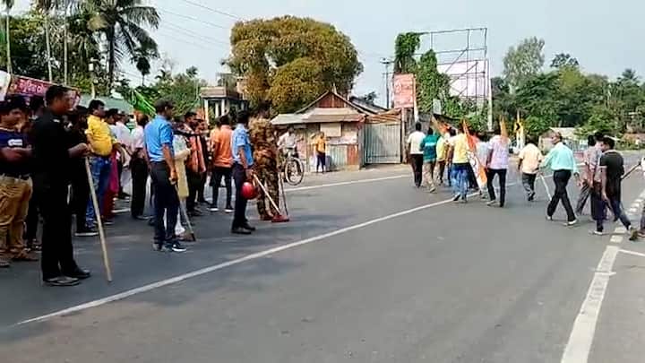 কোচবিহারের চাকিরবাজারেও উত্তেজনা। সেখানে বিজেপি সমর্থকদের উদ্দেশে বাঁশ নিয়ে তেড়ে যায় তৃণমূল কর্মীরা। পাল্টা প্রতিরোধ গড়ে তোলে বিজেপি।