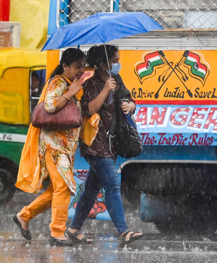 পার্বত্য এলাকার জেলাগুলিতে তুলনামূলক বেশি হবে। রবিবার উত্তরবঙ্গ জুড়েই ঝড় বৃষ্টির দাপট বাড়বে।